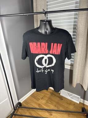Pearl Jam 2022 World Tour 'Don't Give Up' Graphic T-Shirt XL